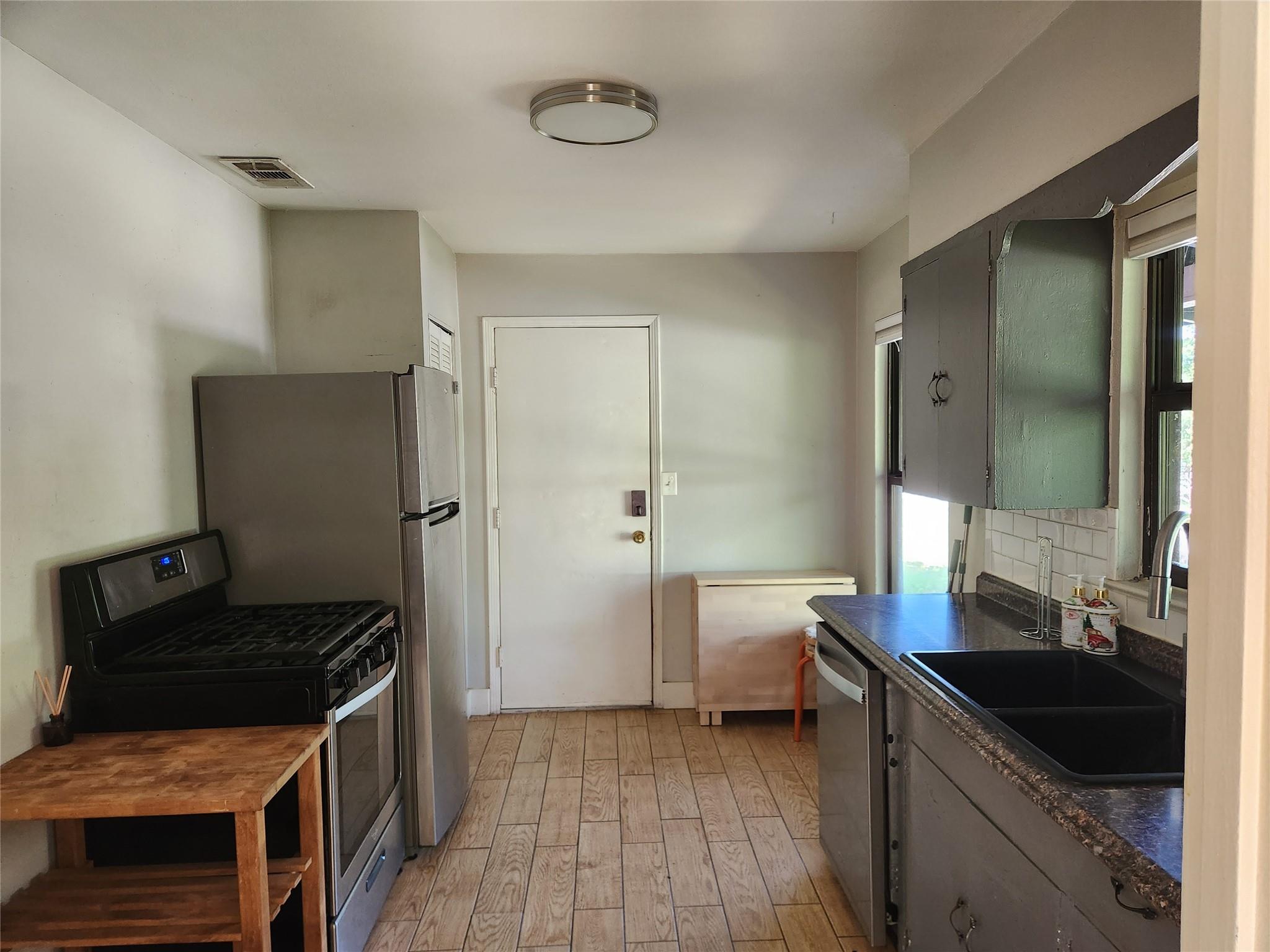 4409 Leslie Ave Property Photo 5