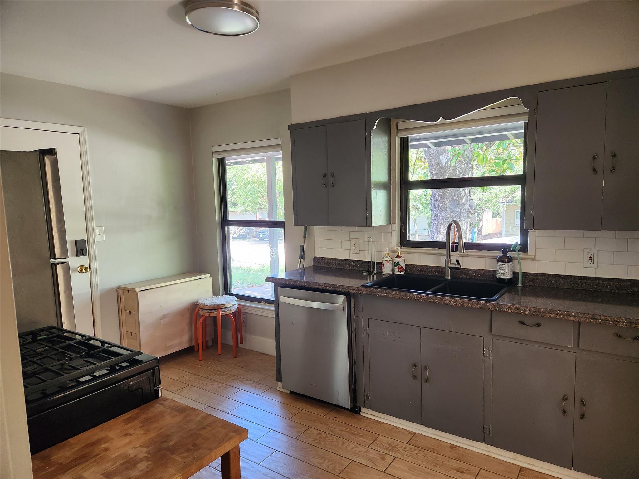 4409 Leslie Ave Property Photo 6