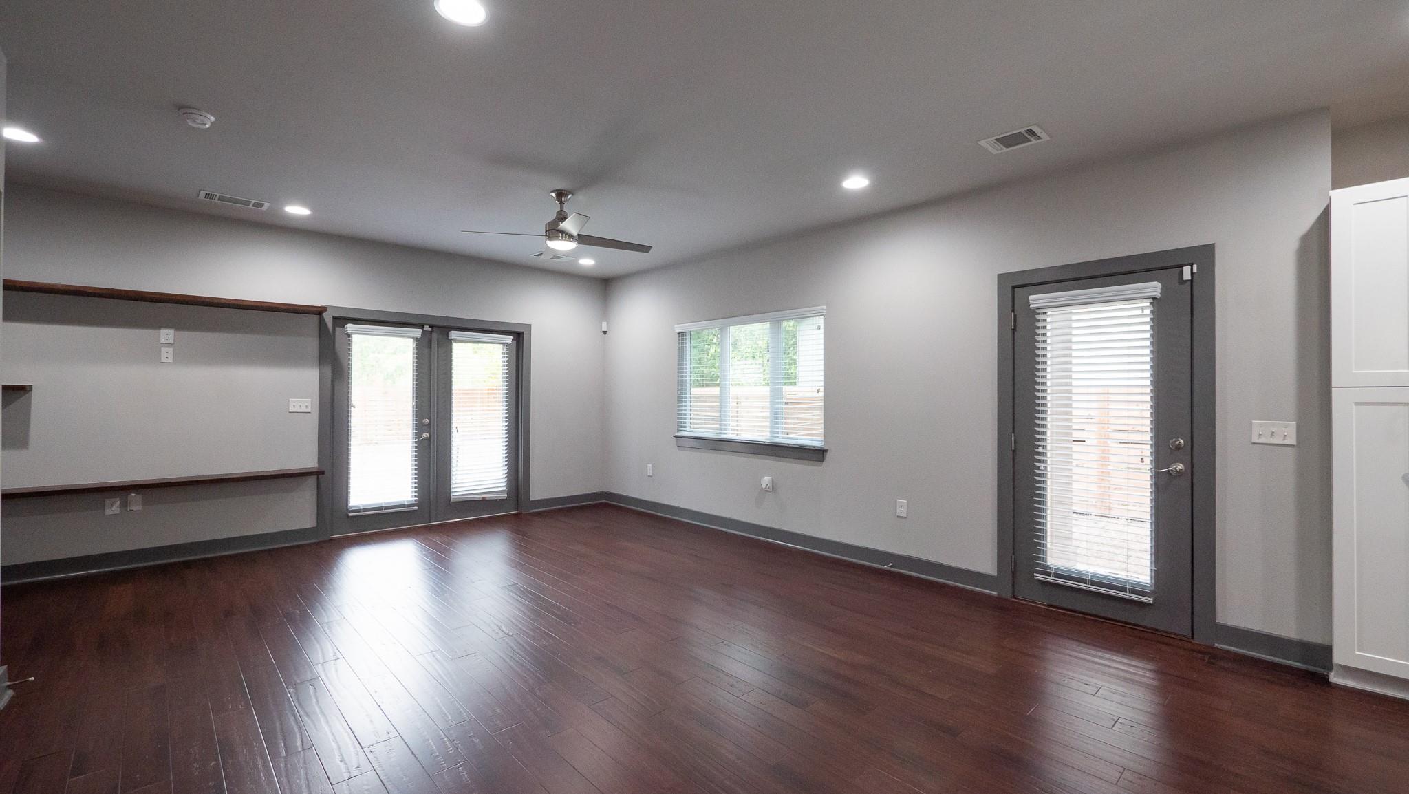2009 Uphill Ln #b Property Photo 4
