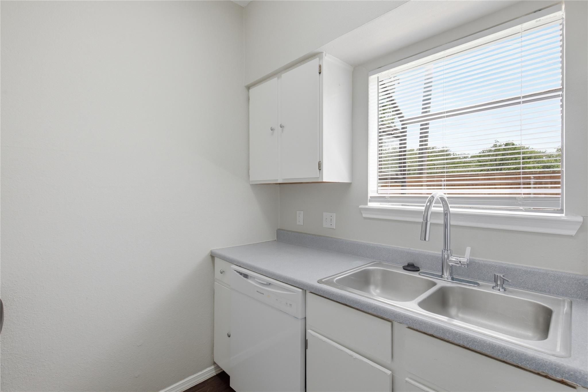 2405 West Slaughter Ln Property Photo 10