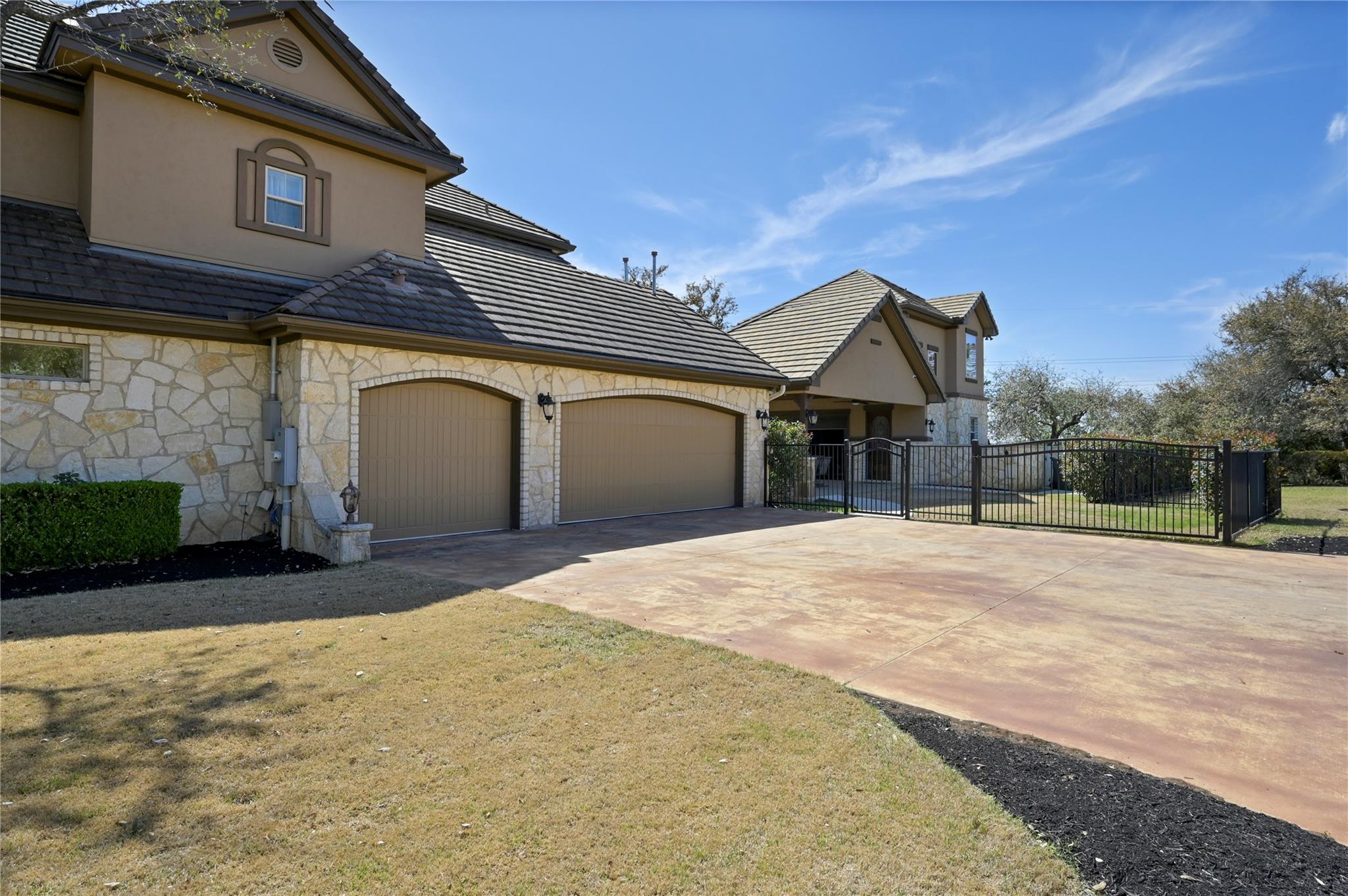 2624 University Club Dr Property Photo 3