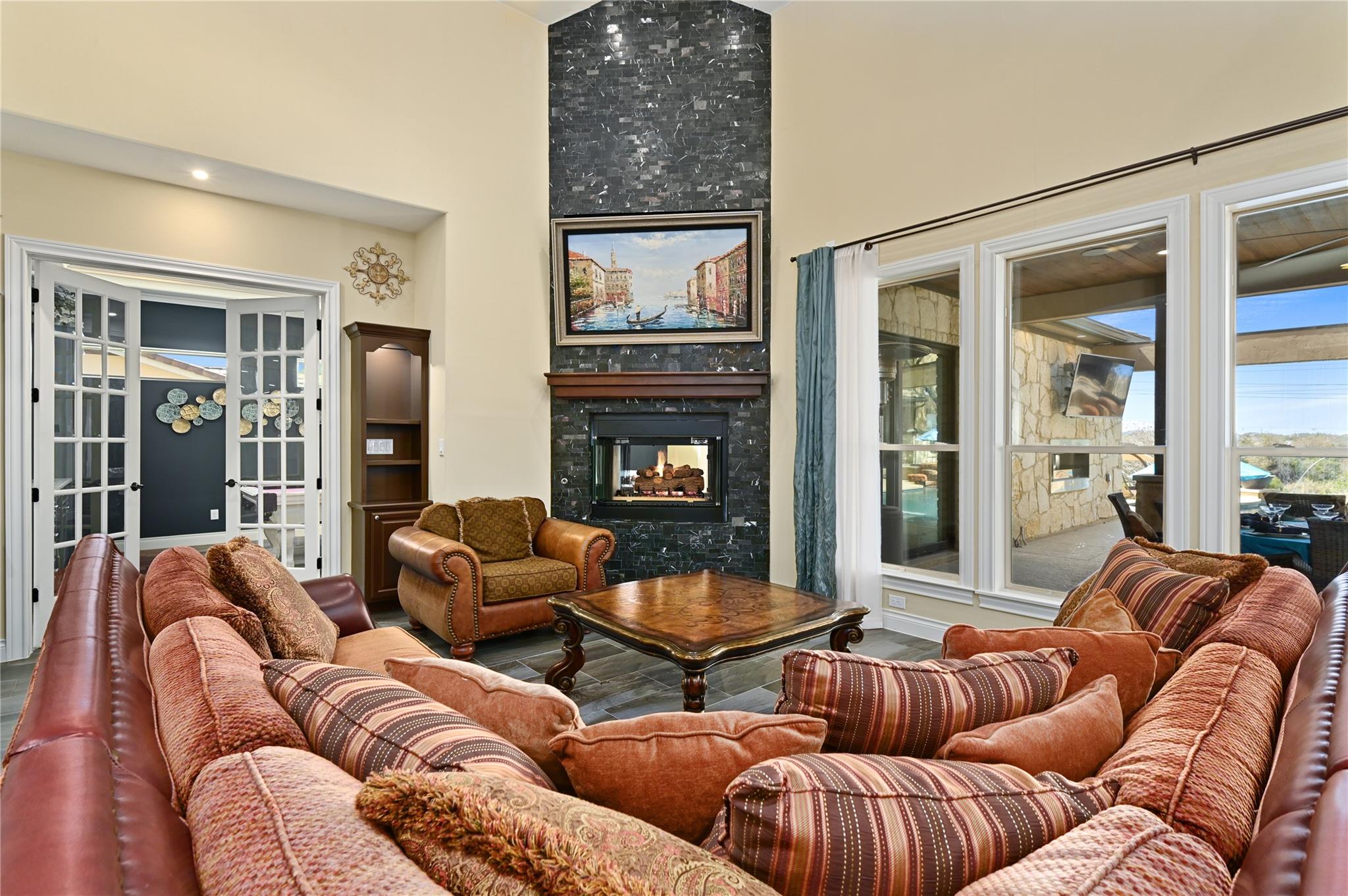 2624 University Club Dr Property Photo 7