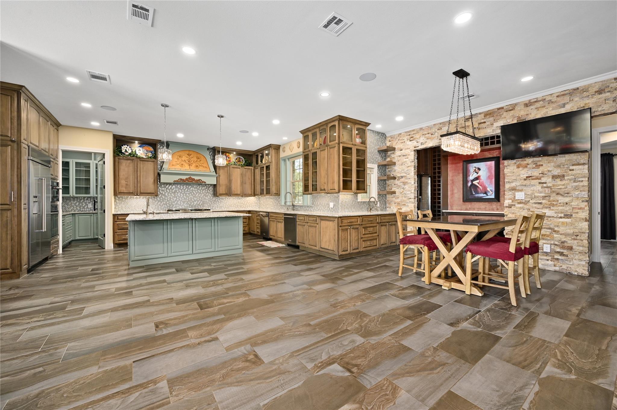 2624 University Club Dr Property Photo 8