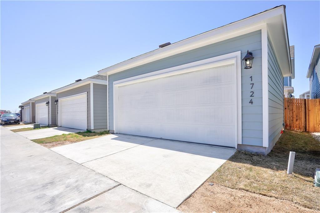 1724 W Artesian Springs Xing Property Photo 18