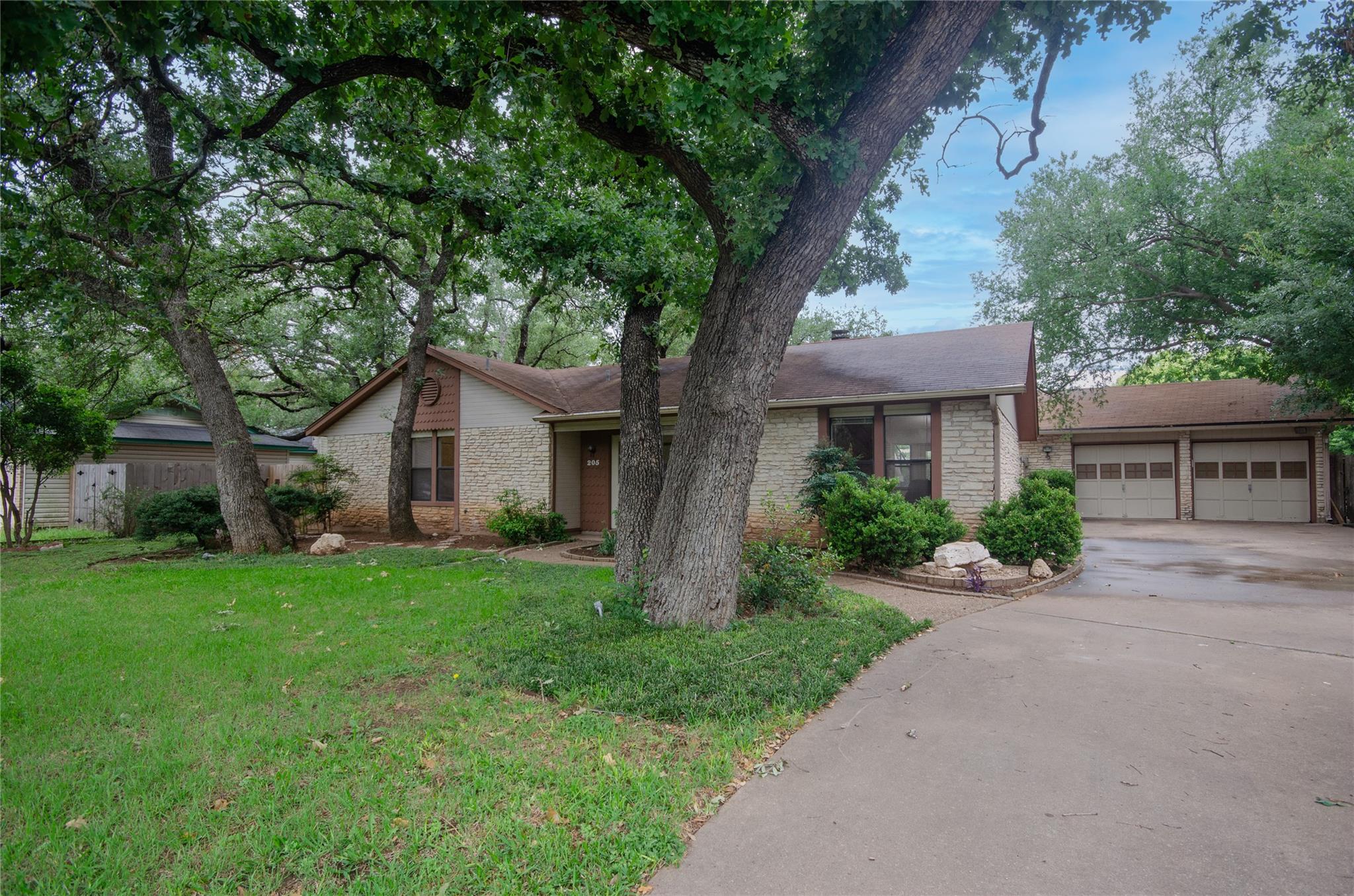 205 Mesa Verde St Property Photo 1