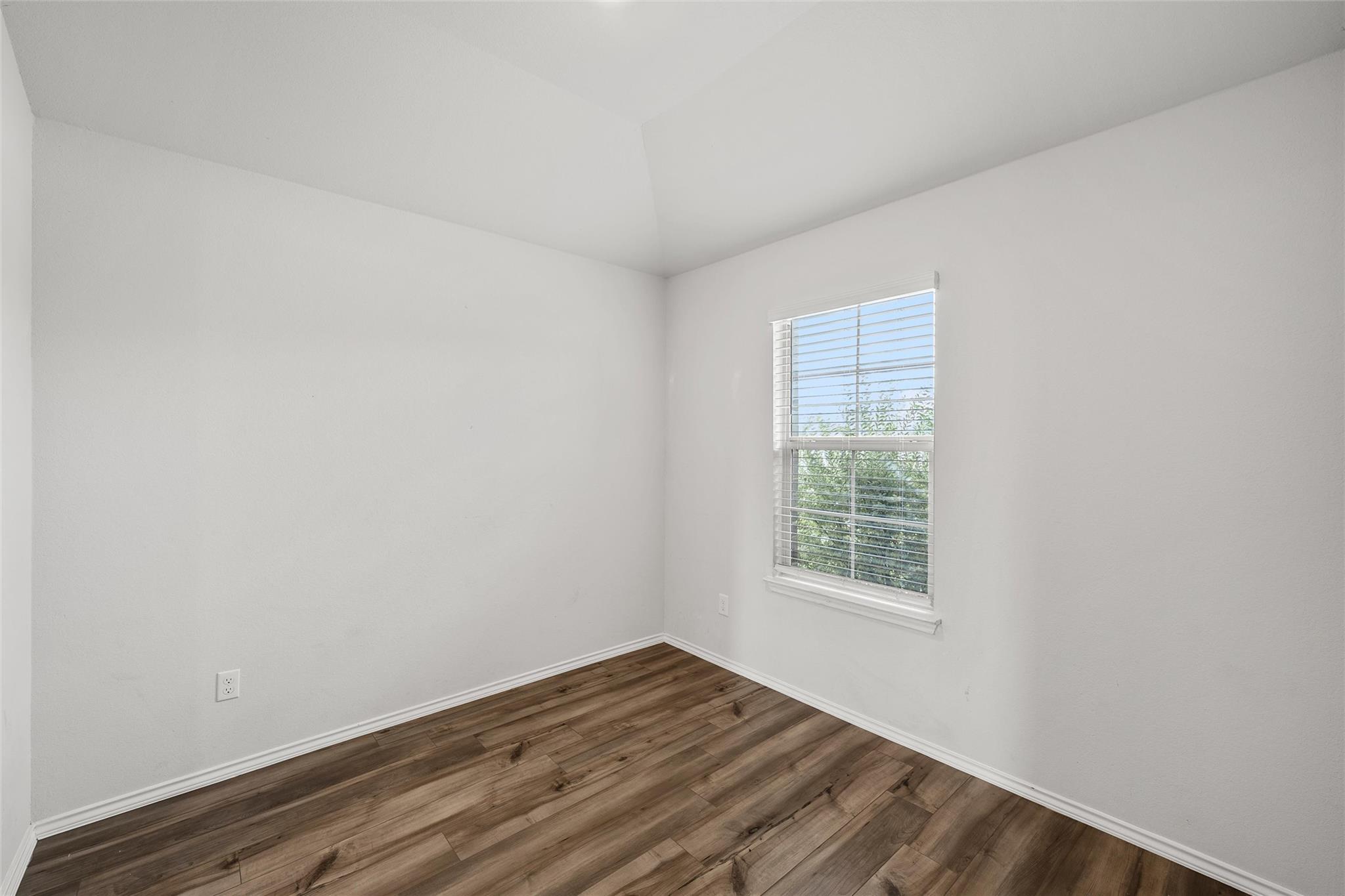 1049 Velvet Ct Property Photo 3