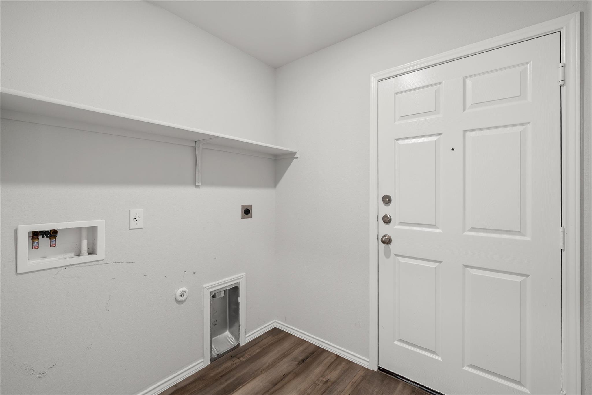 1049 Velvet Ct Property Photo 8