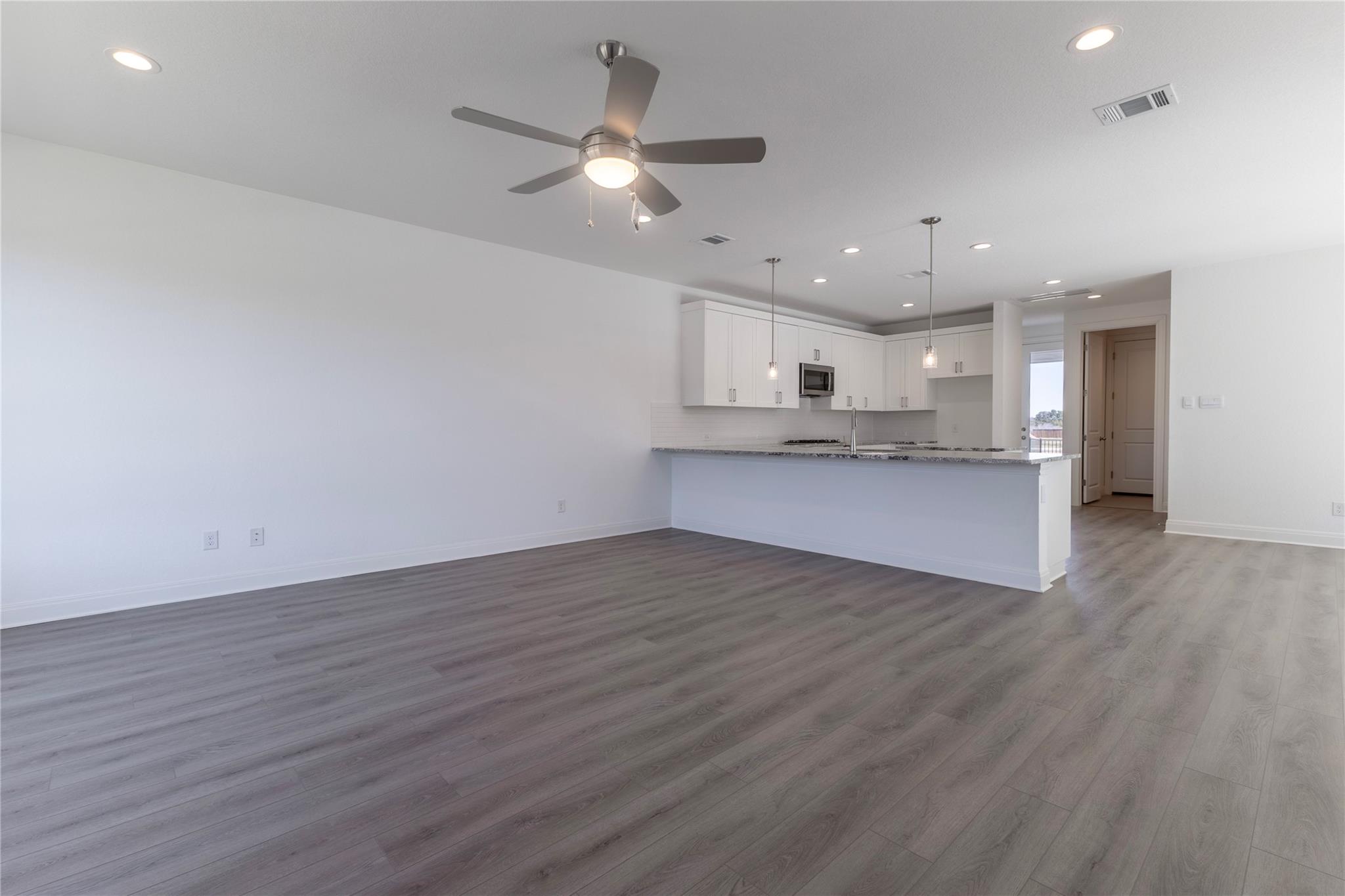 353 Orleanian Dr Property Photo 4