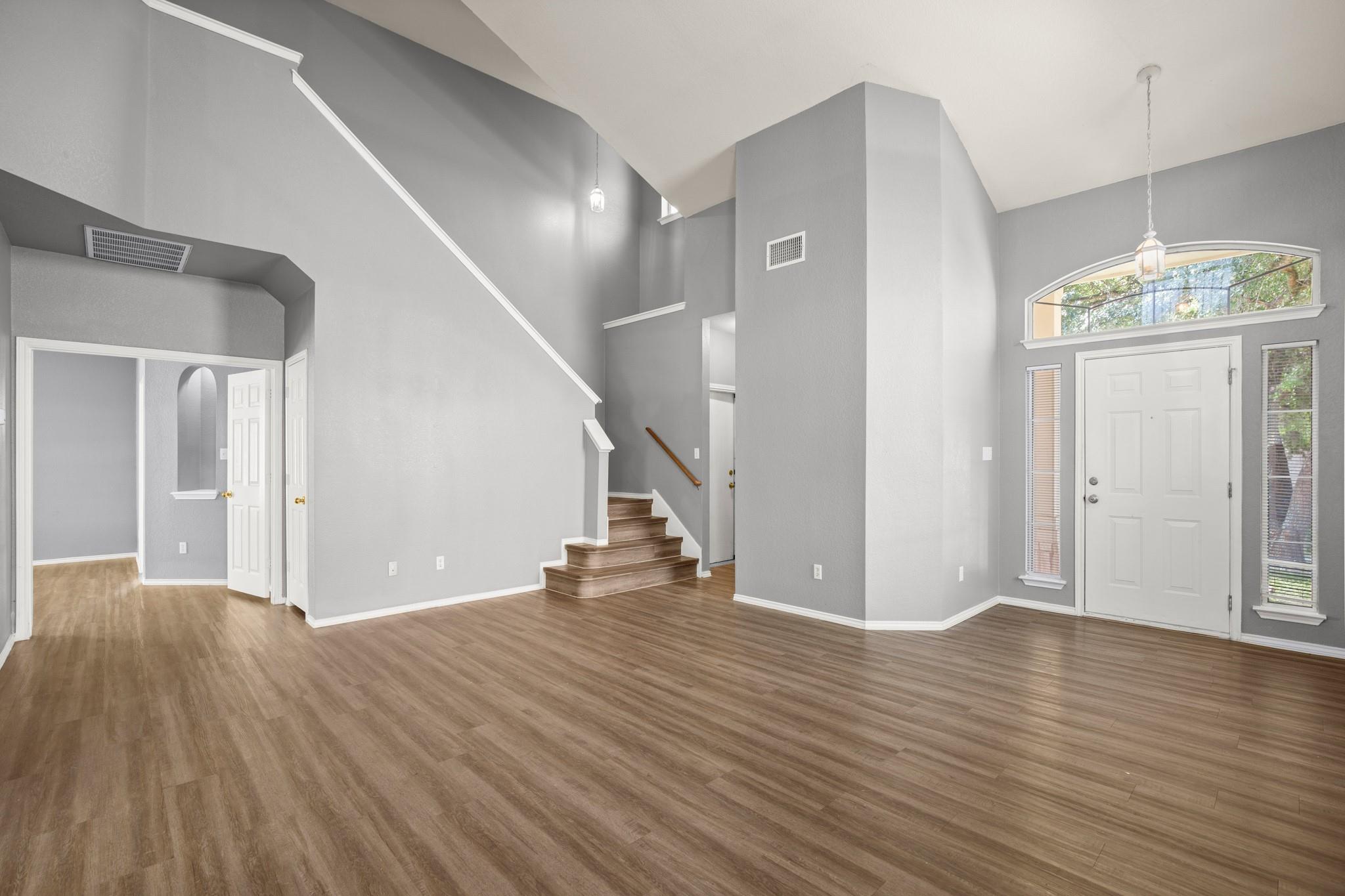 706 Johnny Bench Ct Property Photo 4