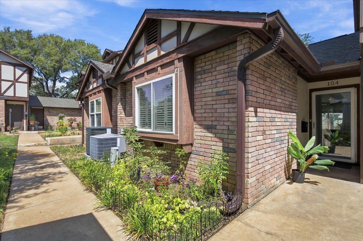 7406 Shadow Hill Dr #104 Property Photo 2