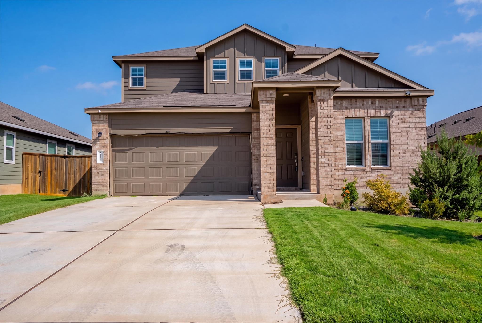 112 Perfect World Loop Property Photo 1