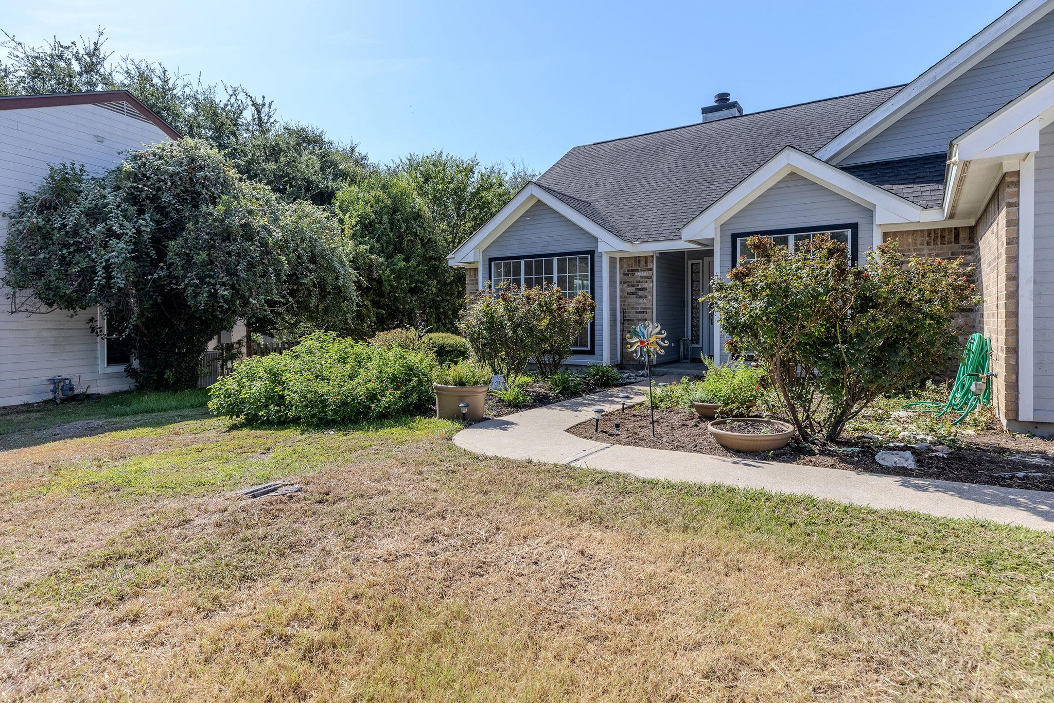 703 Post Oak Cir Property Photo 2