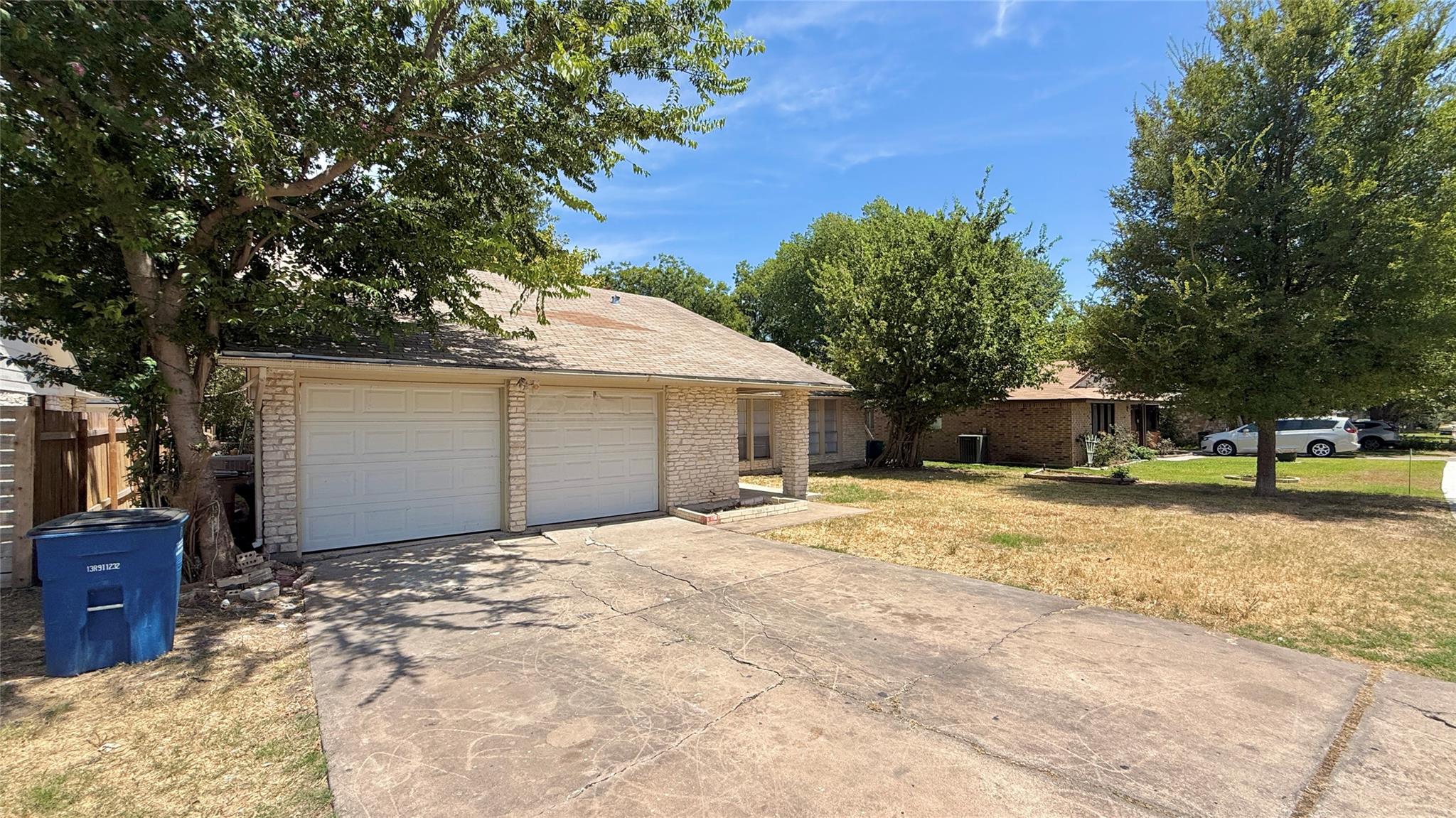 10105 Oak Hollow Dr Property Photo 1