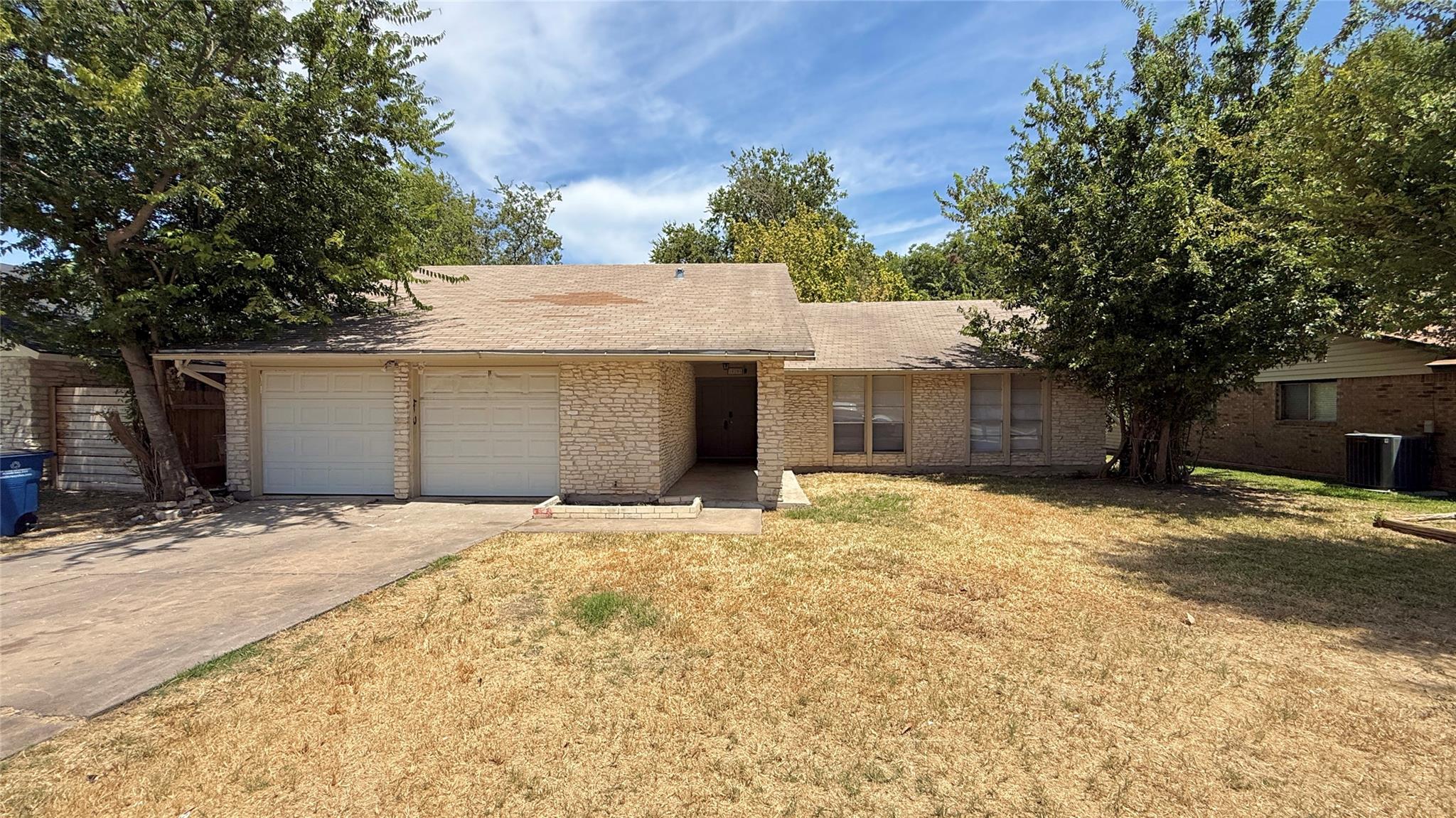 10105 Oak Hollow Dr Property Photo 2