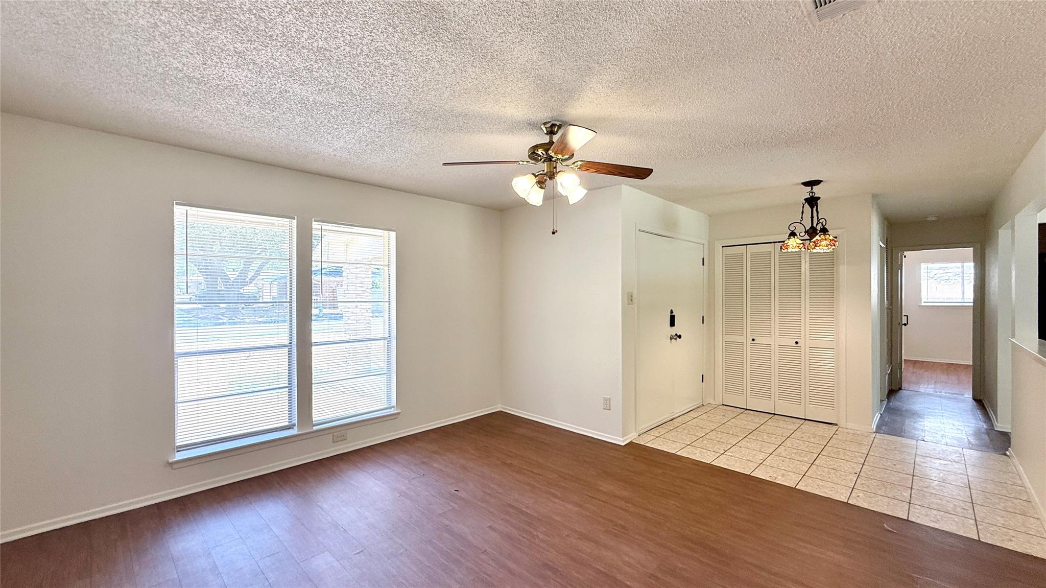 10105 Oak Hollow Dr Property Photo 5