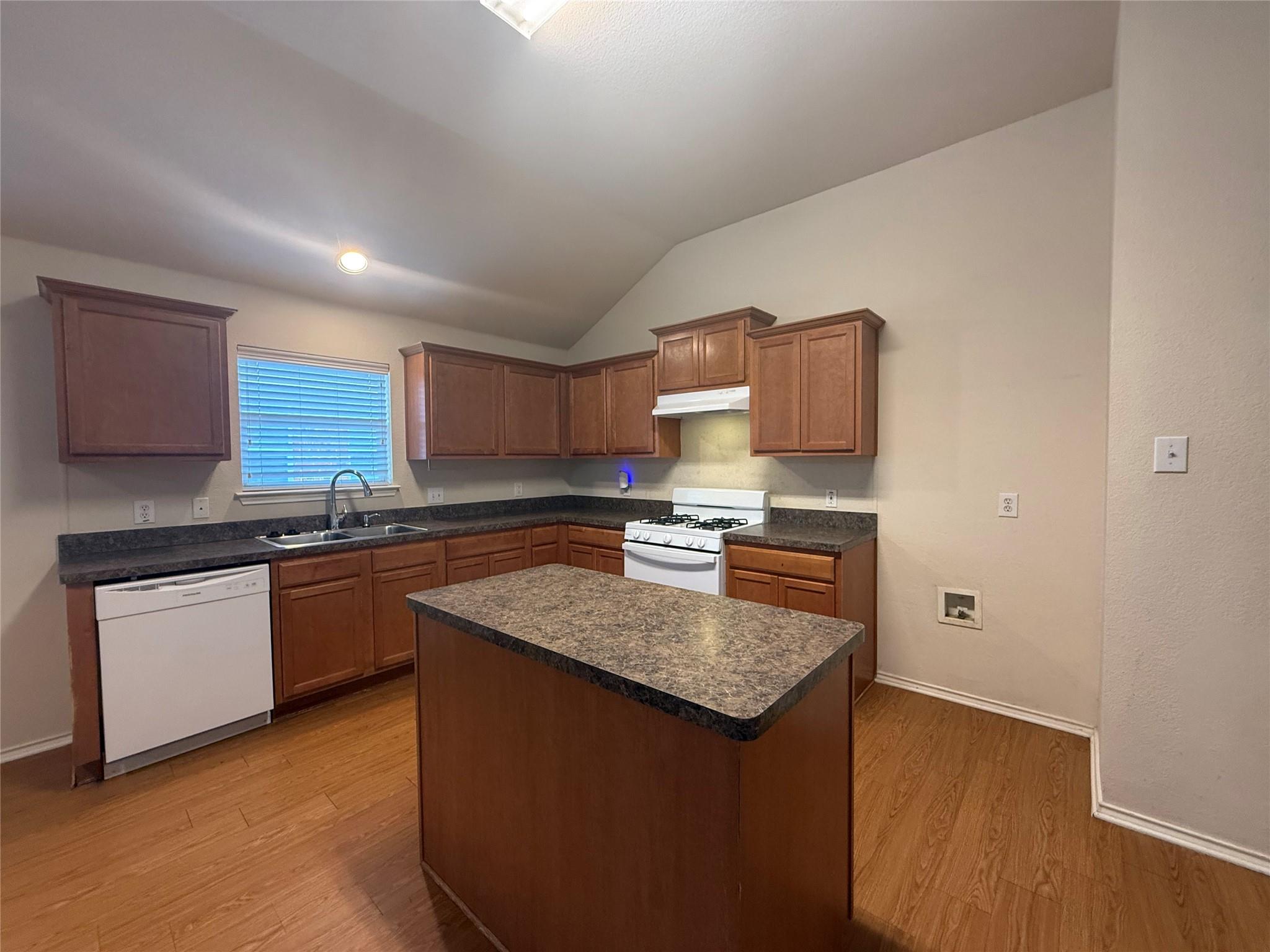 1341 Rainbow Parke Dr Property Photo 4