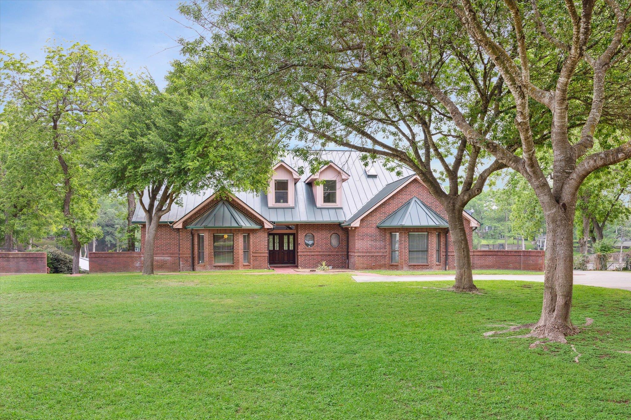 640 Woodlake Dr Property Photo