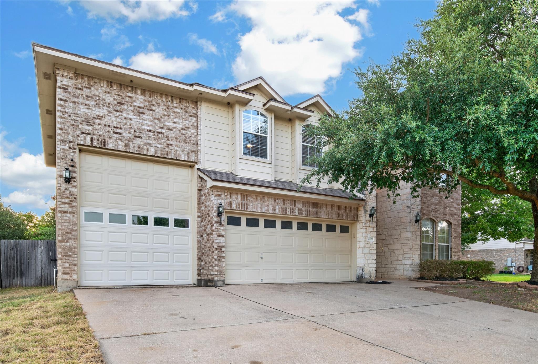 2207 Brittway Ln Property Photo 2