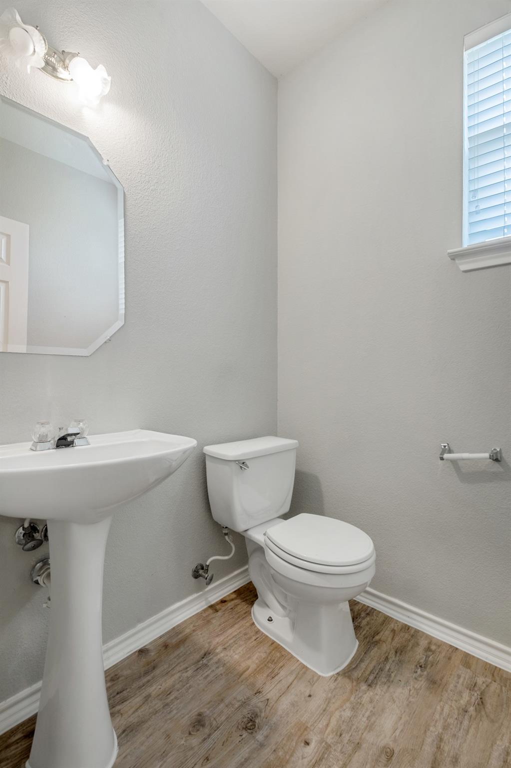 4229 Kingsburg Dr Property Photo 6