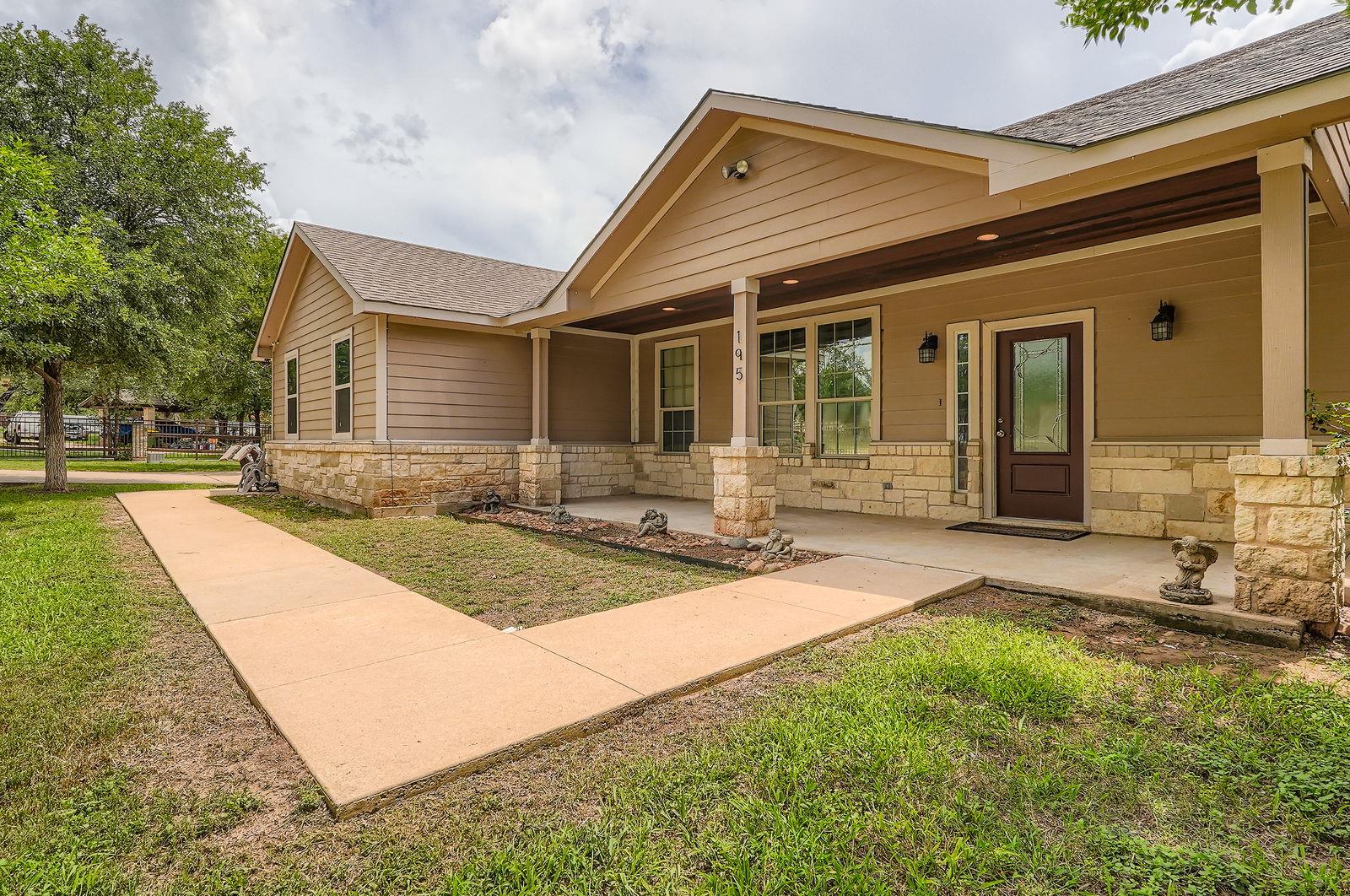 195 Heritage Oaks Dr Property Photo 3