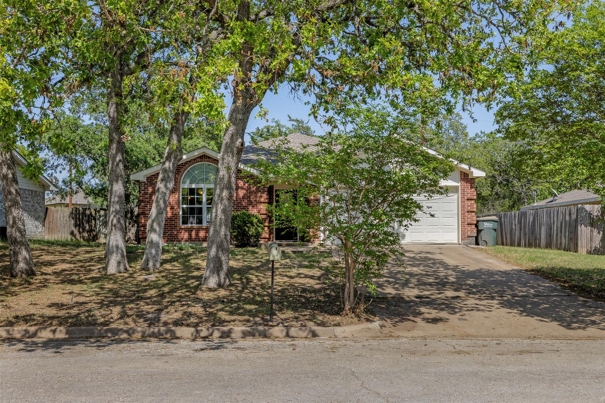 688 Rolling Oaks Dr Property Photo 3