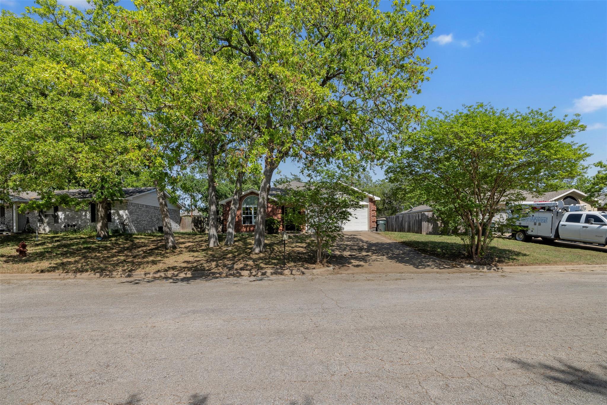 688 Rolling Oaks Dr Property Photo 4
