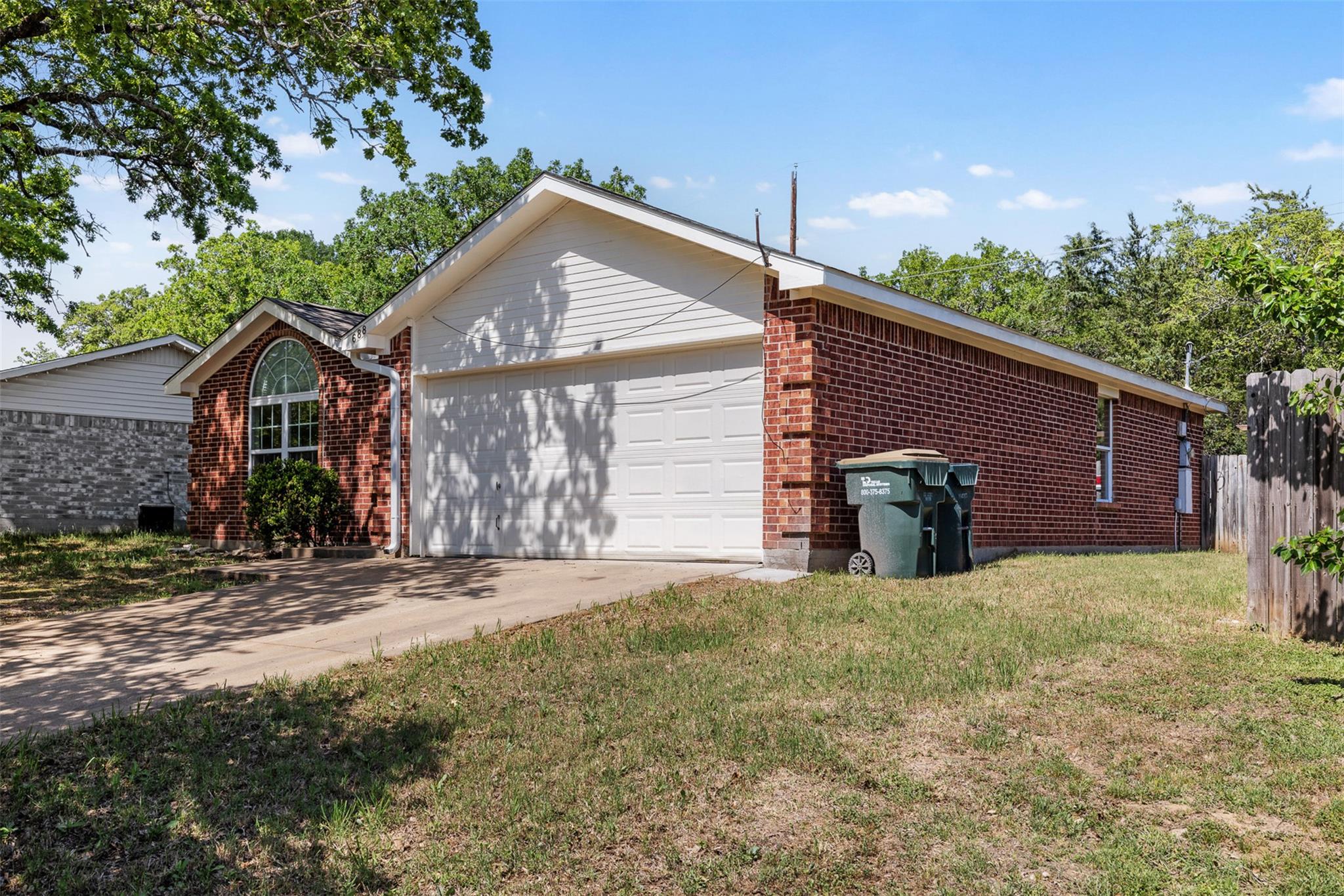 688 Rolling Oaks Dr Property Photo 5