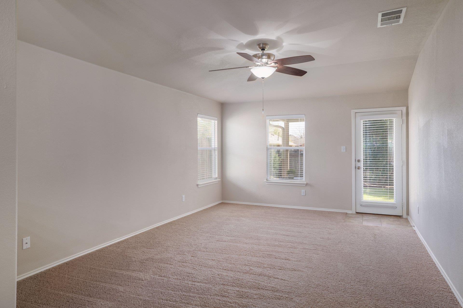 293 Bloomsbury Dr Property Photo 6