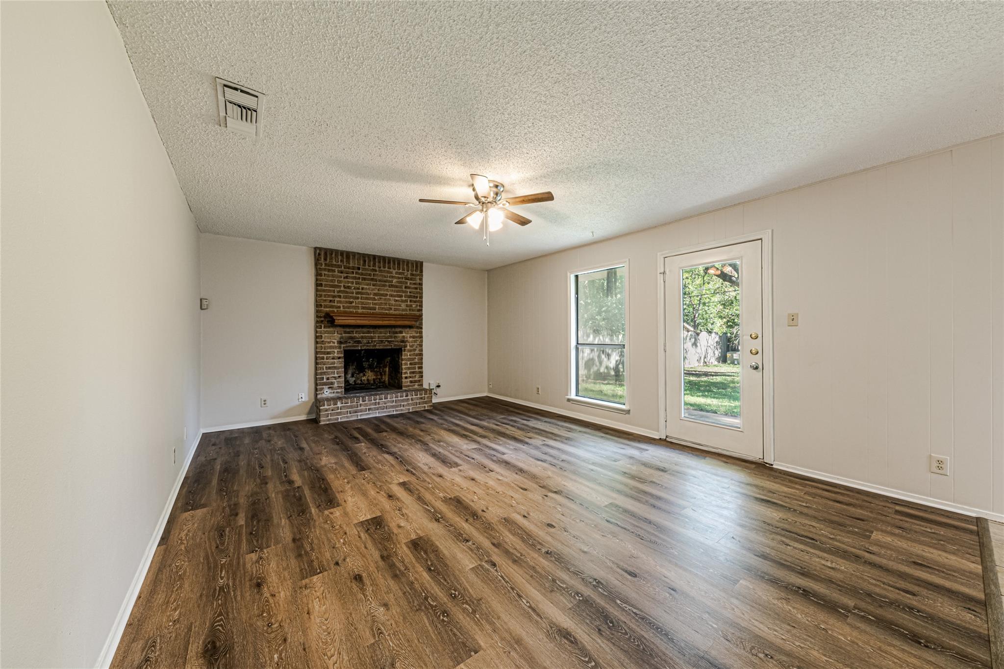 7000 Whispering Oaks Dr Property Photo 4
