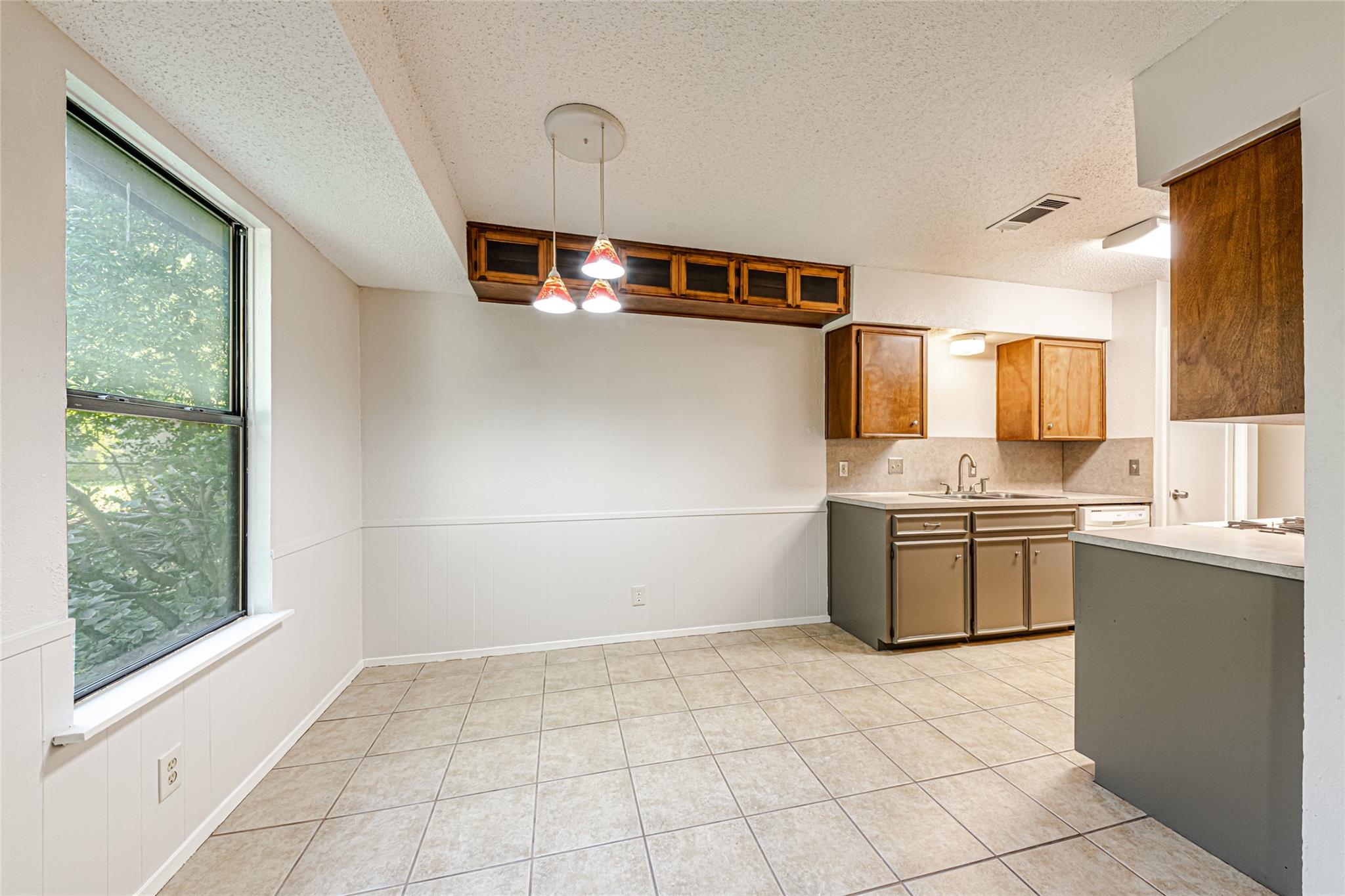 7000 Whispering Oaks Dr Property Photo 5