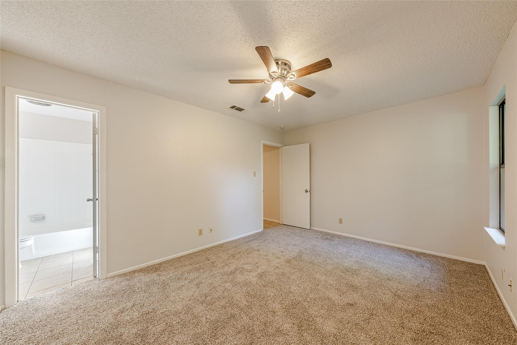 7000 Whispering Oaks Dr Property Photo 9