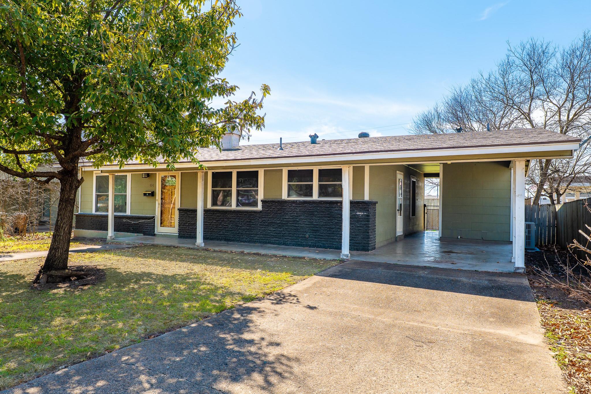 1203 Cloverleaf Dr Property Photo