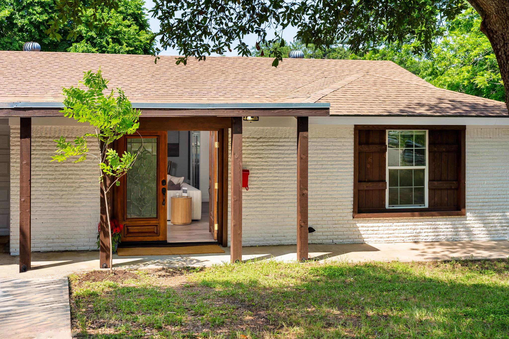 2403 Little John LN