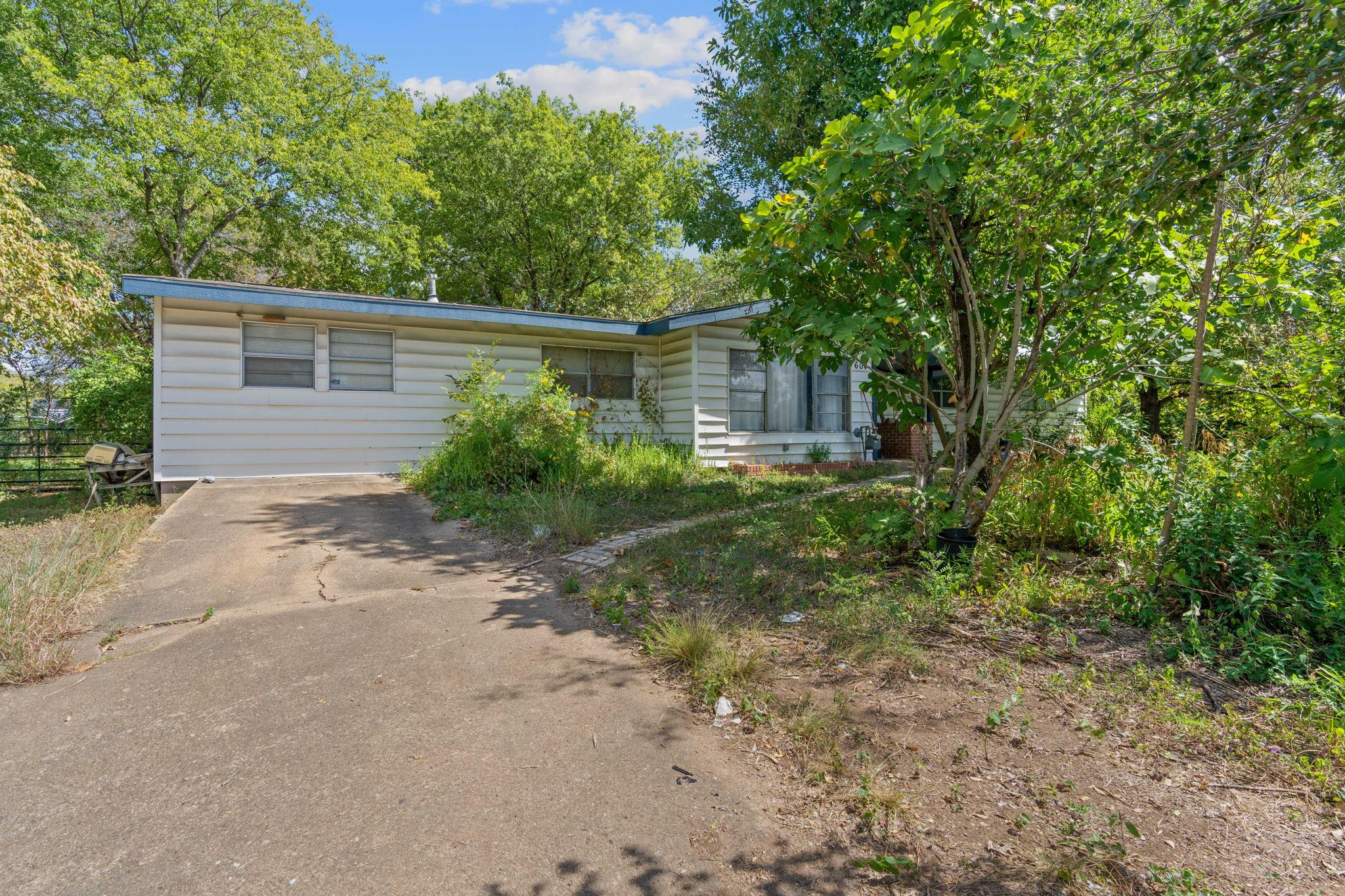 700 & 604 Corral Ln Property Photo 5