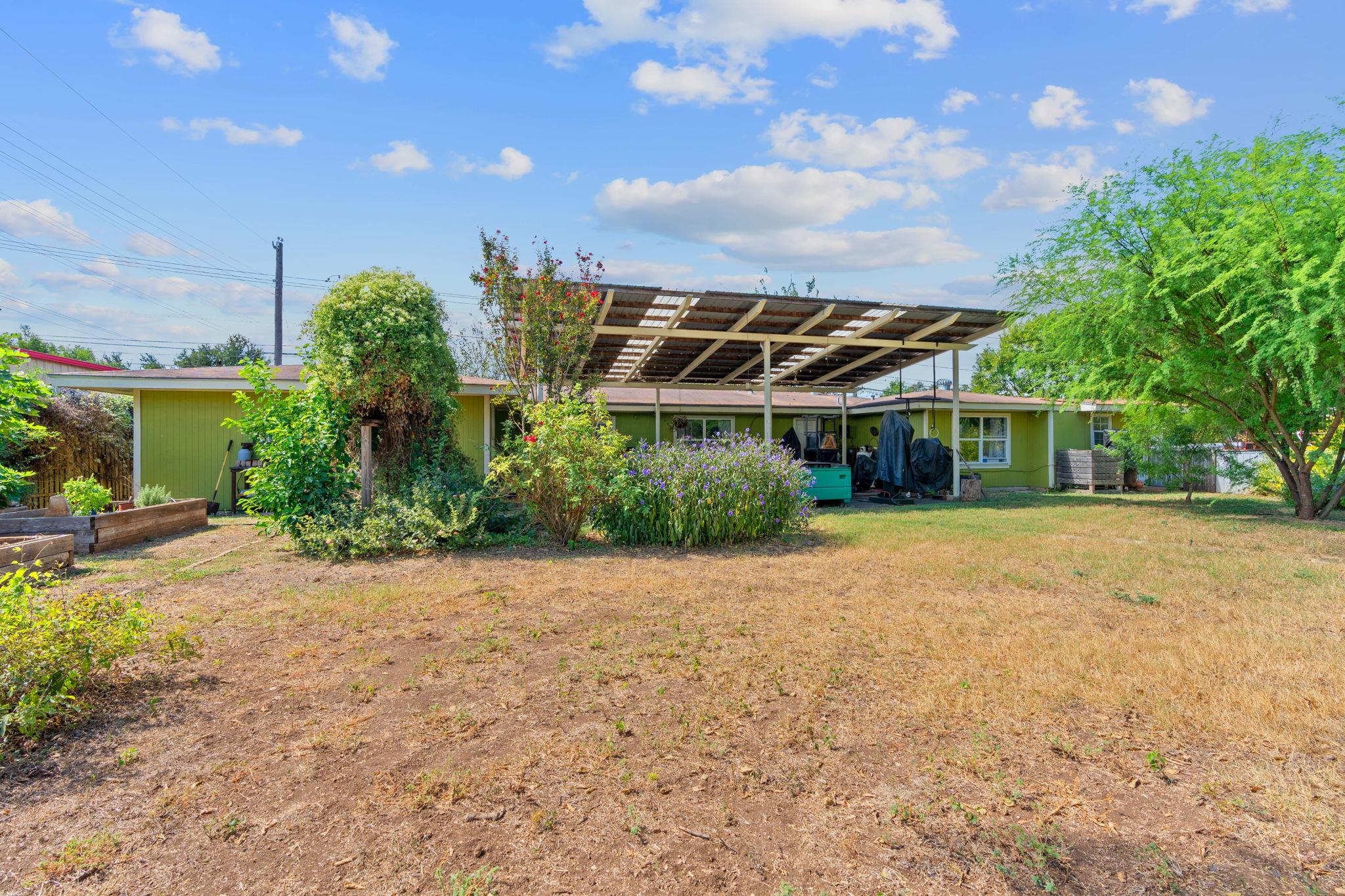 700 & 604 Corral Ln Property Photo 8