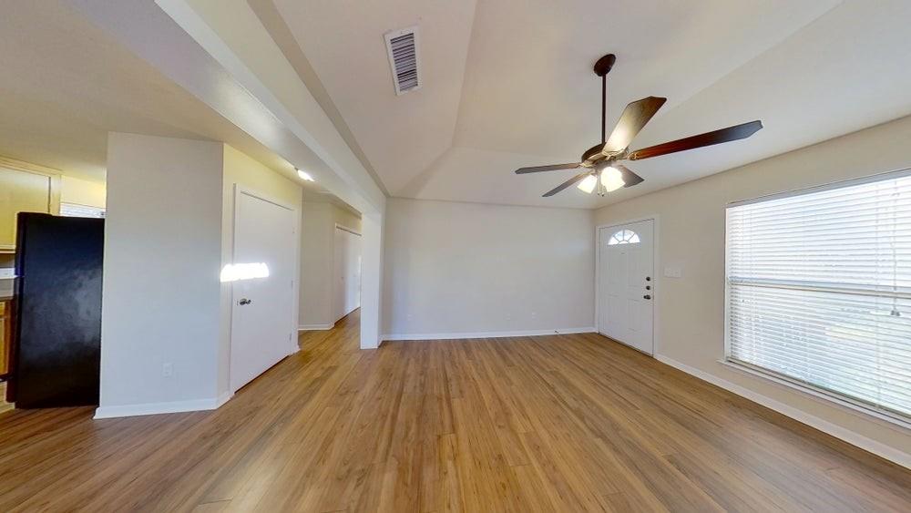 501 N Lampasas St Property Photo 4