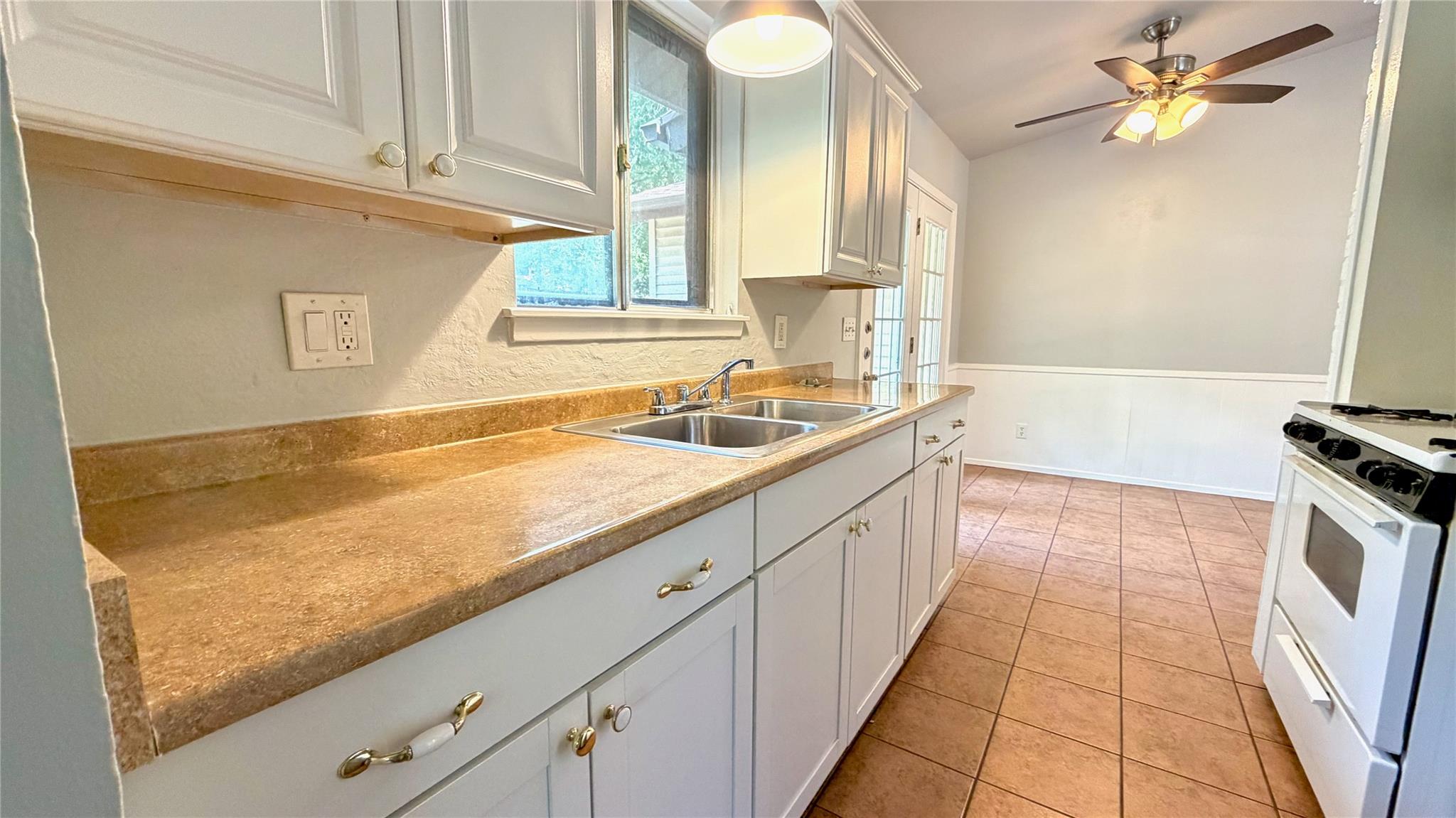 5213 Halmark Dr Property Photo 7