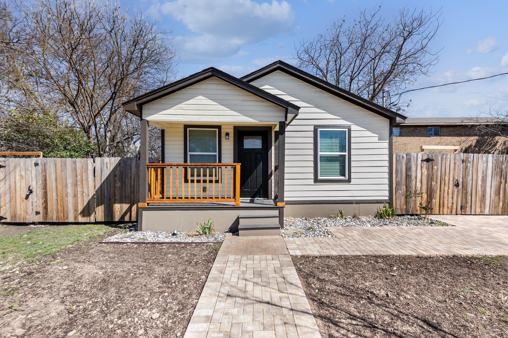 313 E Texas Ave Property Photo