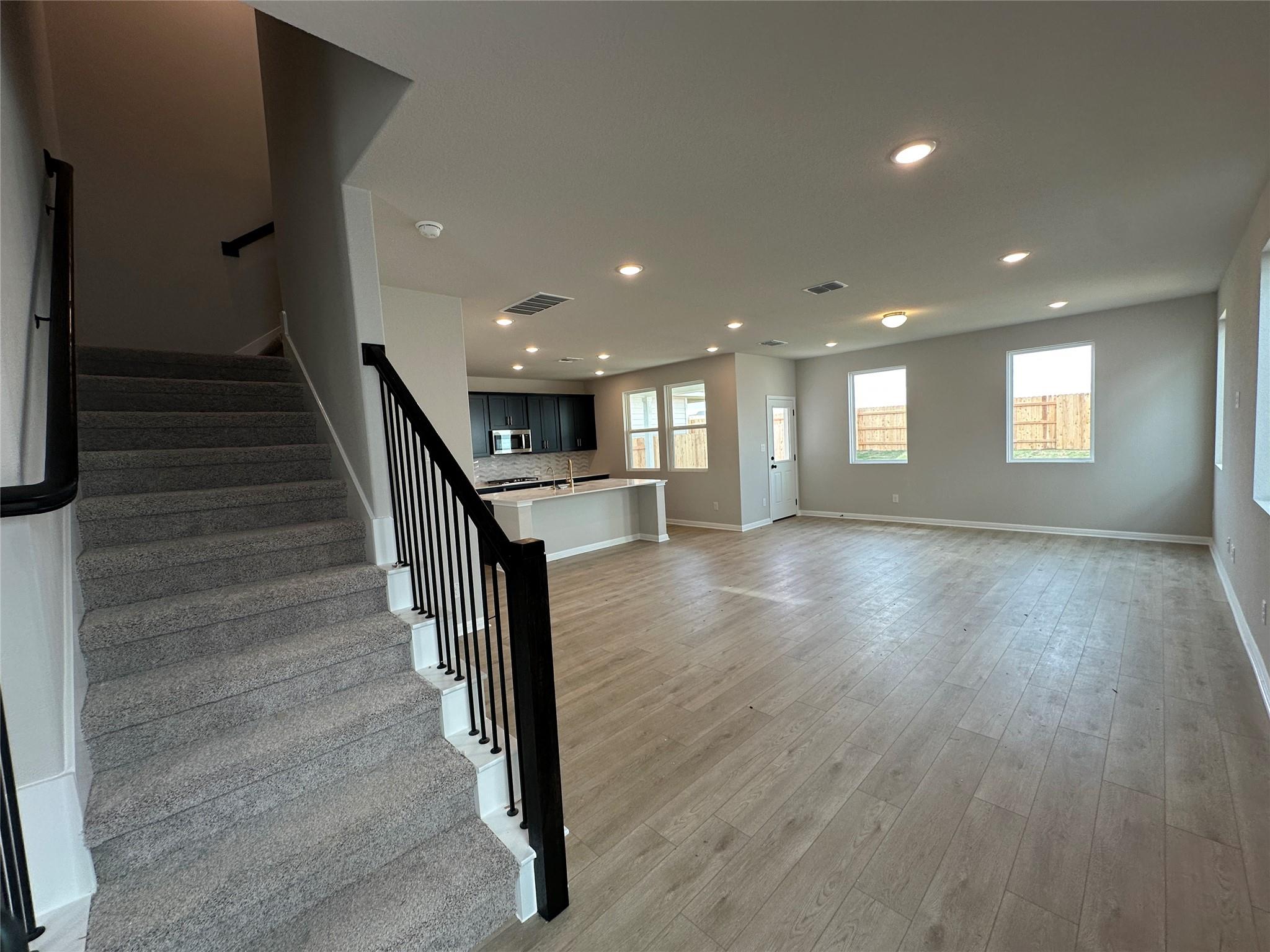 118 Kiowa Bnd Property Photo 4