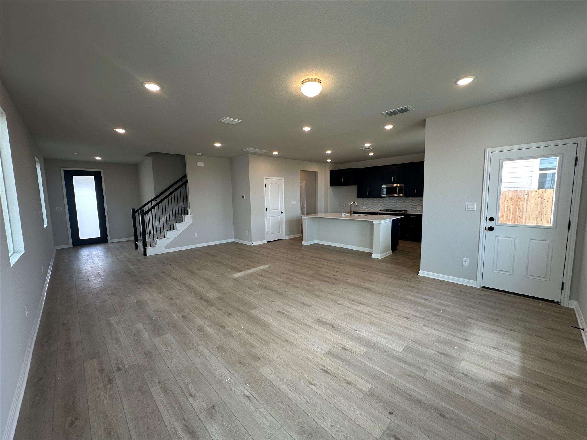 118 Kiowa Bnd Property Photo 6