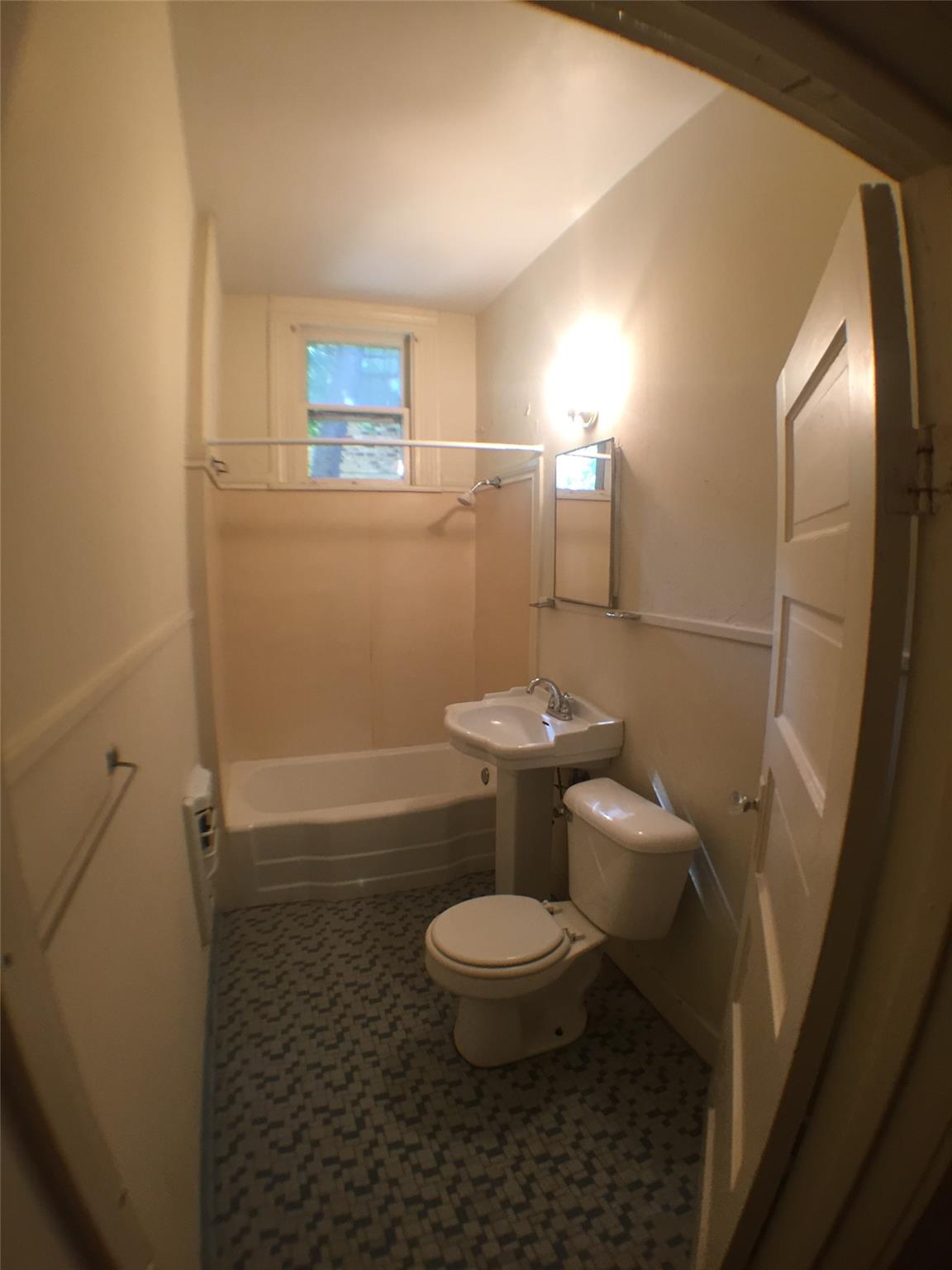 908 W 22nd St #d Property Photo 6