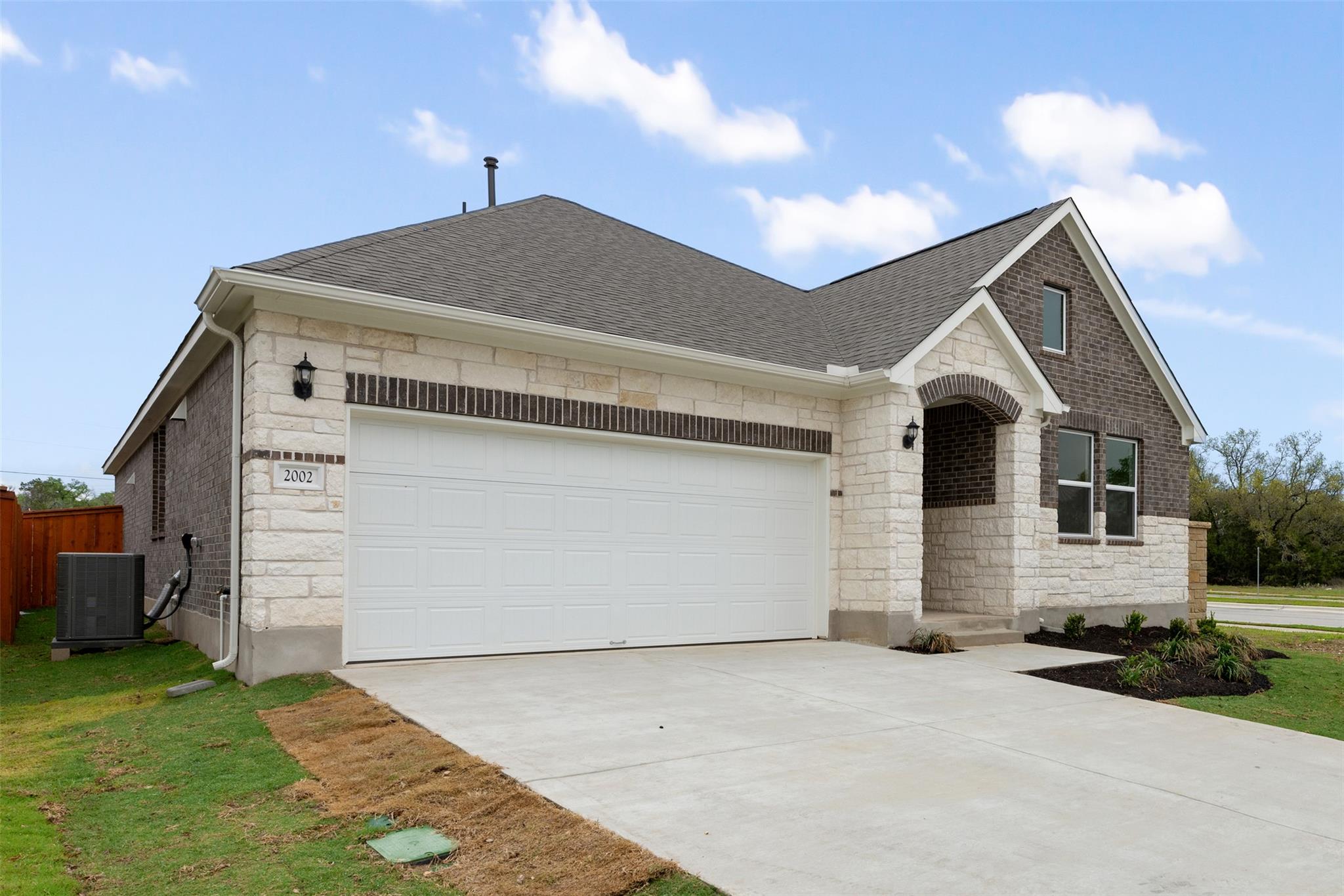 553 Redding Way Property Photo 4