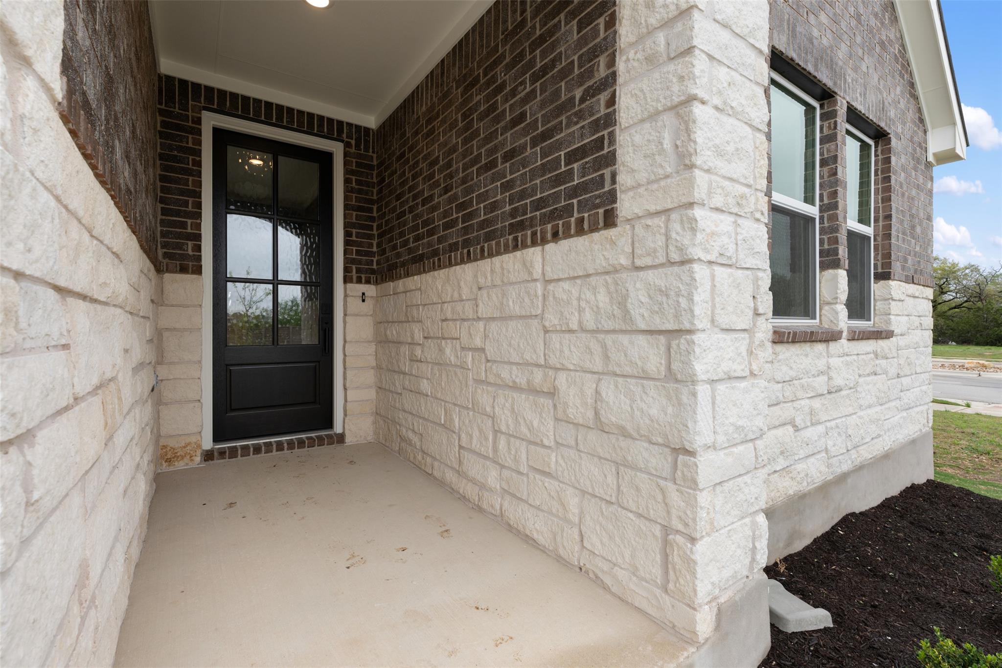 553 Redding Way Property Photo 5