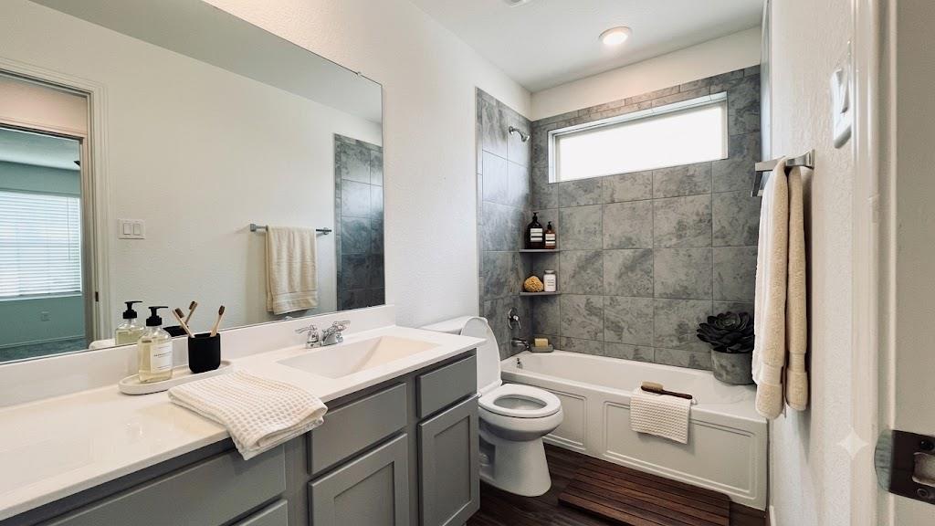 5817 Bellissima Way Property Photo 8