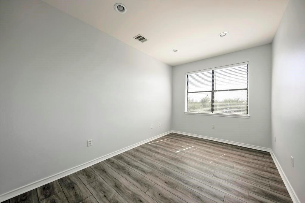 16201 Dodd St Property Photo 11