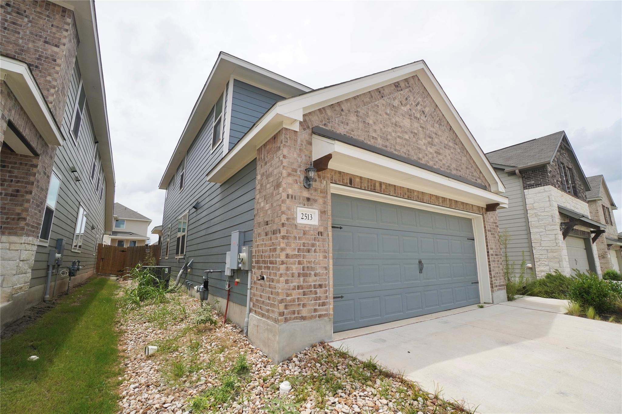 2513 Danbury Ln Property Photo 2