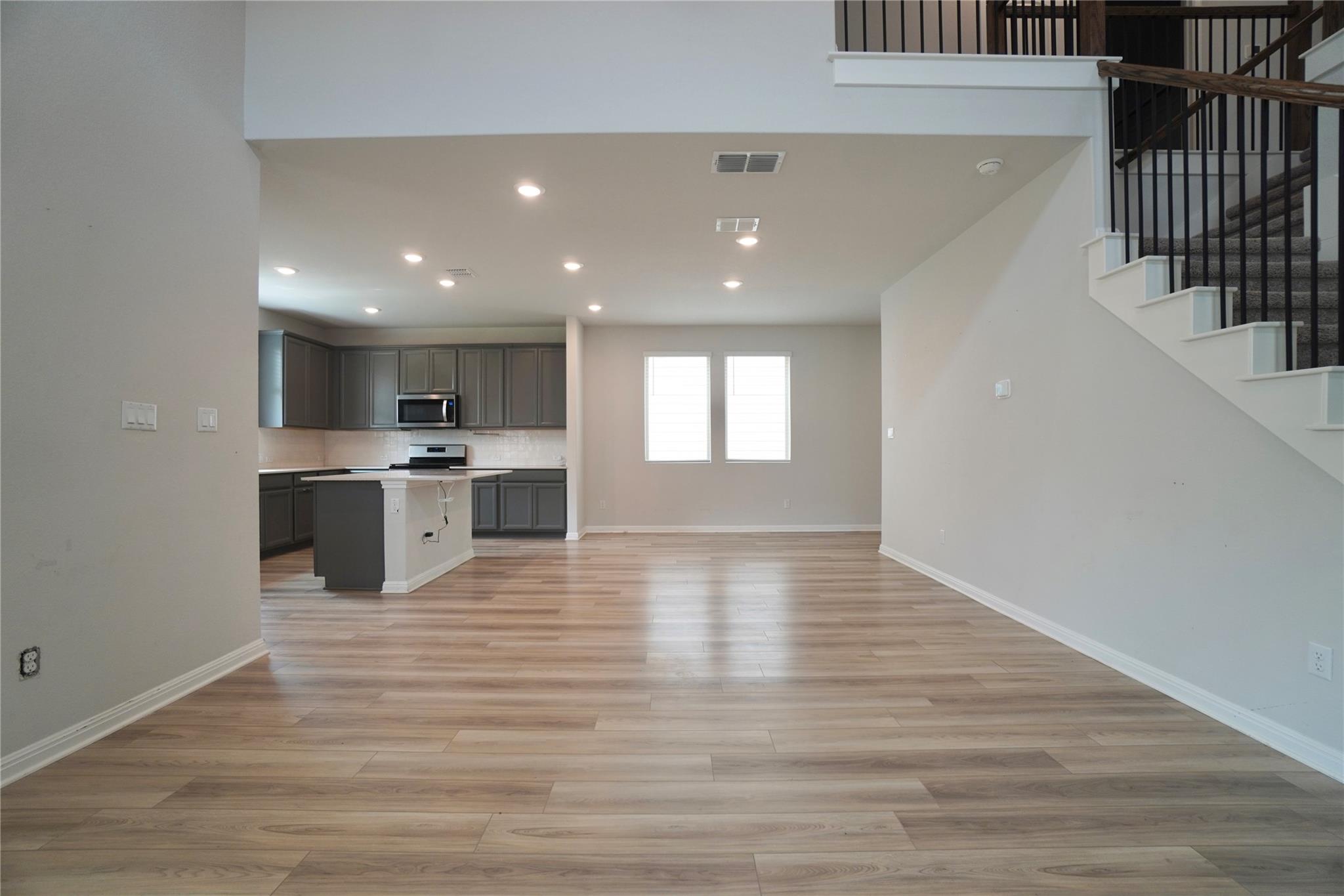 2513 Danbury Ln Property Photo 6