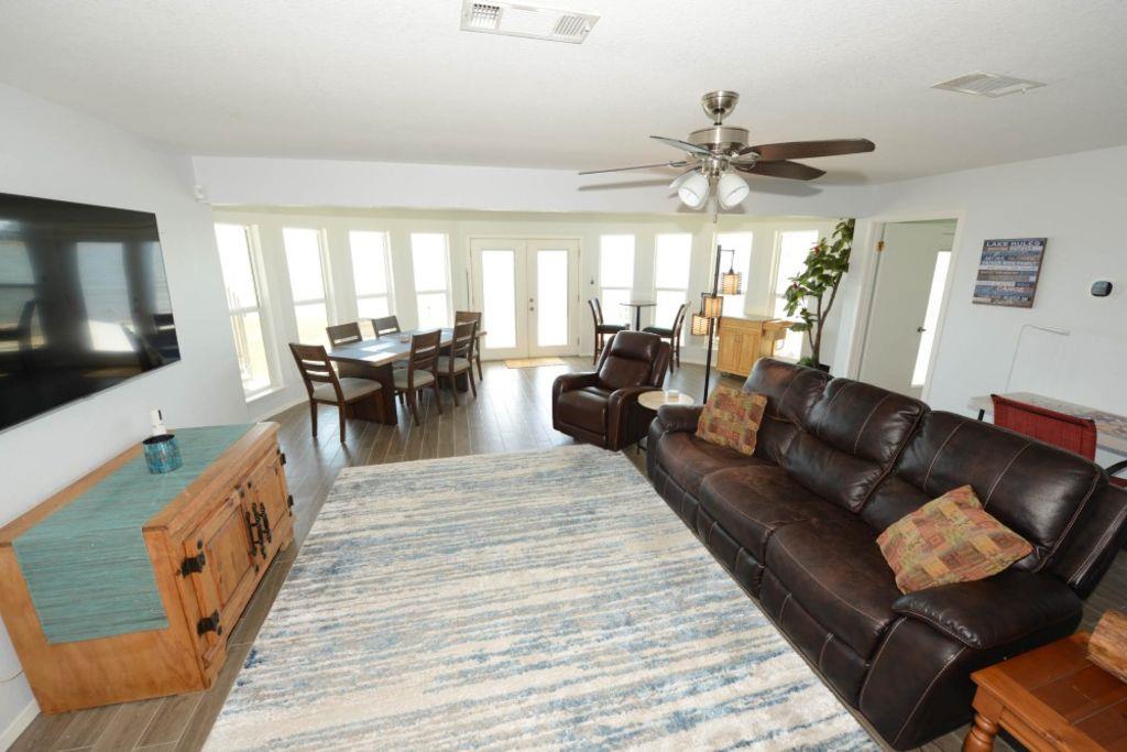 746 E Island Dr Property Photo 8