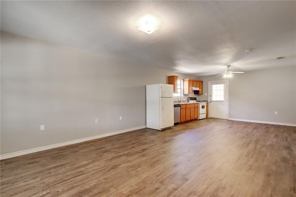 200 Hall Dr #b Property Photo 3