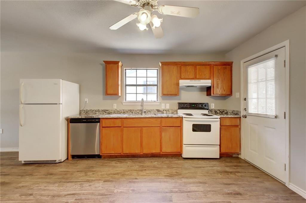 200 Hall Dr #b Property Photo 4